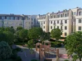 Комплекс расположится на охраняемой огороженной территории с собственным парком и благоустроенной придомовой площадкой.