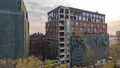 Фото от 14.10.2020 г. Выполняются строительно-монтажные работы по устройству навесного вентилируемого фасада и монтажу светопрозрачных конструкций (оконных конструкций и витражей).