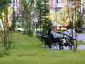 ЖК «LIFE-Митинская ECOPARK». Вокруг домов предусмотрены зоны отдыха. Фото от 16.08.2017 г.
