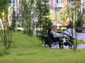 ЖК «LIFE-Митинская ECOPARK». Вокруг домов предусмотрены зоны отдыха. Фото от 16.08.2017 г.