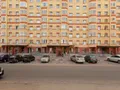 Первые этажи занимают коммерческие помещения. Фото от 29.06.2017 г.