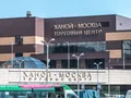 На территории находится торговый центр. Фото от 25.05.2015 г.
