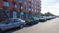 Первые этажи занимает коммерция. Фото от 20.08.2026 г.