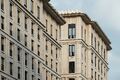 Архитектура интересно балансирует между современным и классическим стилем столицы