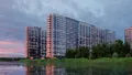 Окна домов выходят на реку и благоустроенную набережную.