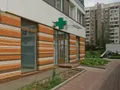 На первом этаже расположены коммерческие помещения. Фото от 23.06.2015 г.
