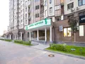 ЖК «Гусарская Баллада». На первых этажах расположены коммерческие помещения. Фото от 06.09.2016 г.