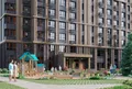 Тихая закрытая благоустроенная внутренняя территория с зонами для прогулок и спорта.