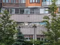 На первом этаже расположены коммерческие помещения. Фото от 30.06.2015 г.
