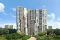 Фасад новостройки оформлен в контрастных цветах.
