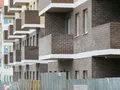 В доме выполняется установка стеклопакетов. Фото от 10.07.2017 г.