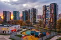 Общий вид жилого района в вечернее время суток.