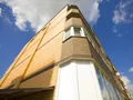 Песочные оттенки экстерьера красиво выделяются среди лесного окружения. Фотосъемка от 25.08.2016 г.