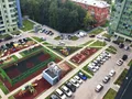 Гостевые парковки построены дополнительно к подземному паркингу. Фото: сентябрь 2018.
