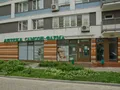 На первом этаже расположены коммерческие помещения. Фото от 23.06.2015 г.