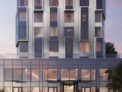 Серебряная башня с динамичным стрельчатым силуэтом, минималистичными формами и чистыми линиями. ЖК «АУРА» («Мангазея на Тульской»)|Новострой-М