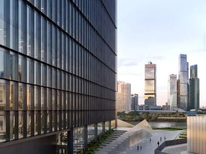 Бизнес-центр расположен в Филевском районе, прямо на набережной Москвы-реки.