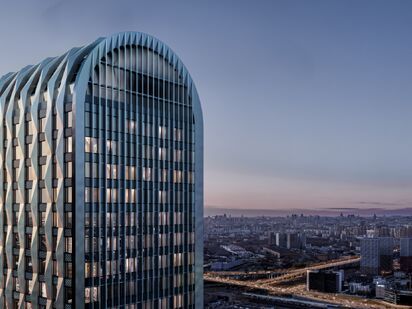 Геометричные фасады белого и бронзового оттенка ЖК «Войс»|Новострой-М