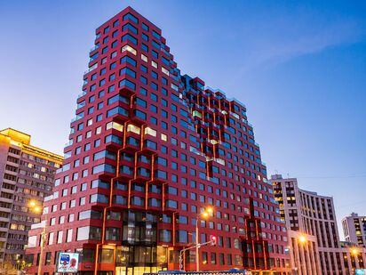 В стилобате здания будут располагаться общественные и коммерческие функции: магазины, кафе, художественные галереи, ресторан, фитнес-центр. RED7 (Ред7)|Новострой-М