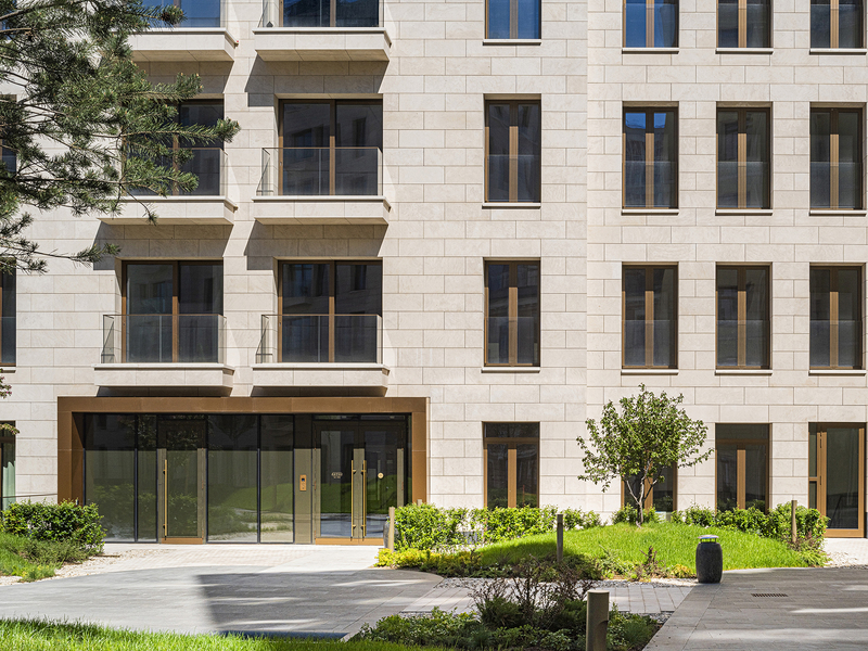 Вход в современный особняк «Лотос» со стороны внутреннего двора