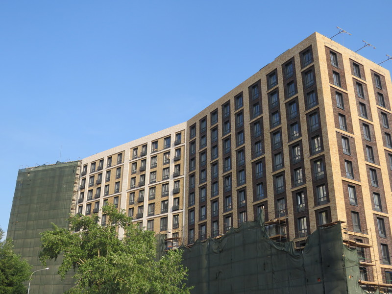  Продолжается чистовая отделка мест общего пользования и апартаментов. В соответствие с графиком строительства проводится монтаж фасада здания и корзин под кондиционеры. Продолжается монтаж внутренних инженерных систем водоснабжения, водоотведения и ...