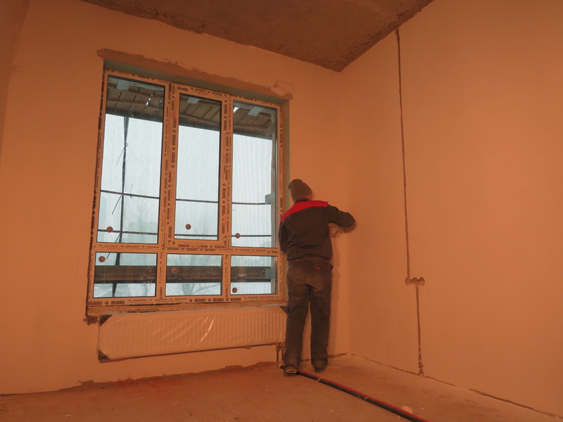  В плановом режиме проходит монтаж систем вентиляции, отопления, водоснабжения и канализации.  Продолжается монтаж вентилируемого фасада.  Проводится монтаж и отладка лифтовых механизмов.  Продолжается внутренняя отделка апартаментов и общественных з...