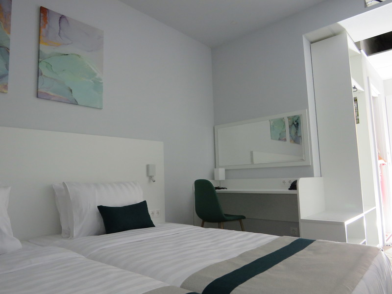  Продолжается чистовая отделка мест общего пользования и апартаментов. В соответствие с графиком строительства проводится монтаж фасада здания и корзин под кондиционеры. Продолжается монтаж внутренних инженерных систем водоснабжения, водоотведения и ...