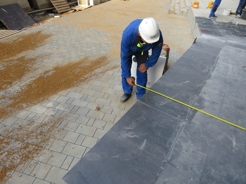  Продолжается чистовая отделка апартаментов и гостиничных номеров комплекса. Проводится комплексное благоустройство территории: укладка гранита на крыльца и пандусы, строительство пешеходных дорожек, мощение тротуарной плитки.