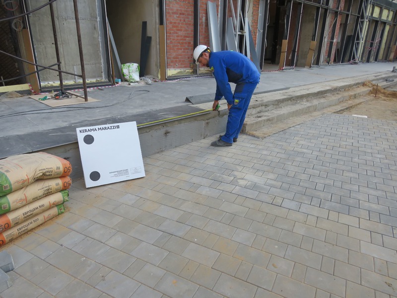  Продолжается чистовая отделка апартаментов и гостиничных номеров комплекса. Проводится комплексное благоустройство территории: укладка гранита на крыльца и пандусы, строительство пешеходных дорожек, мощение тротуарной плитки.