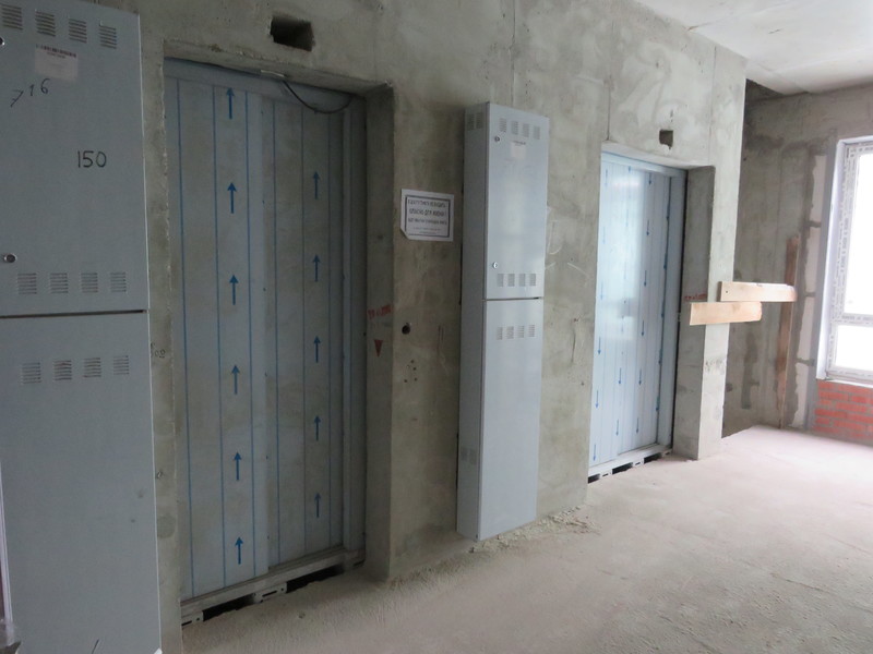  В плановом режиме проходит монтаж систем вентиляции, отопления, водоснабжения и канализации.  Продолжается монтаж вентилируемого фасада.  Проводится монтаж и отладка лифтовых механизмов.  Продолжается внутренняя отделка апартаментов и общественных з...