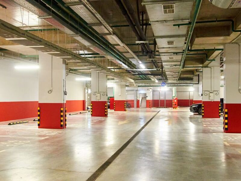 Паркинг. Выполнен комплекс работ по строительству паркинга, передача кладовых и машиномест завершена.